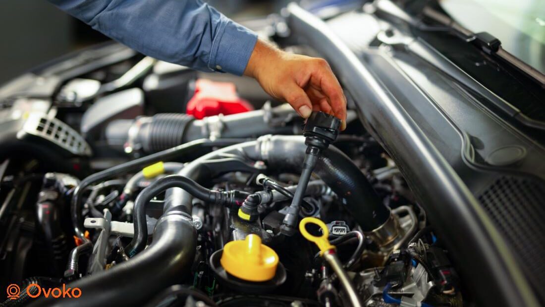 Mecanic verificând nivelul uleiului la un motor diesel